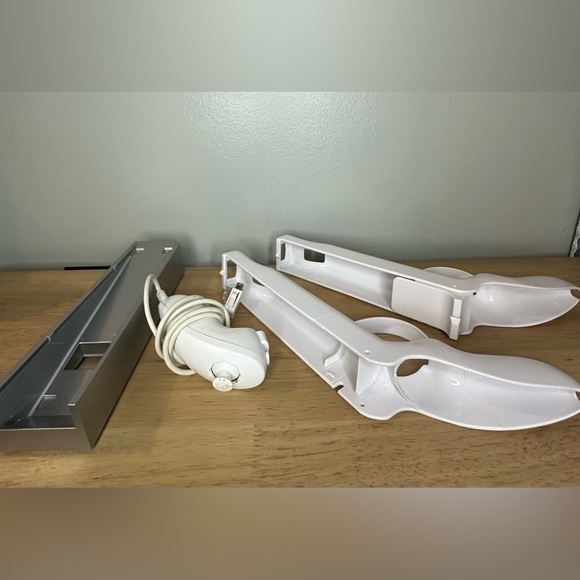 Nintendo White Wii Zapper with Nunchuk - Picture 2 of 5